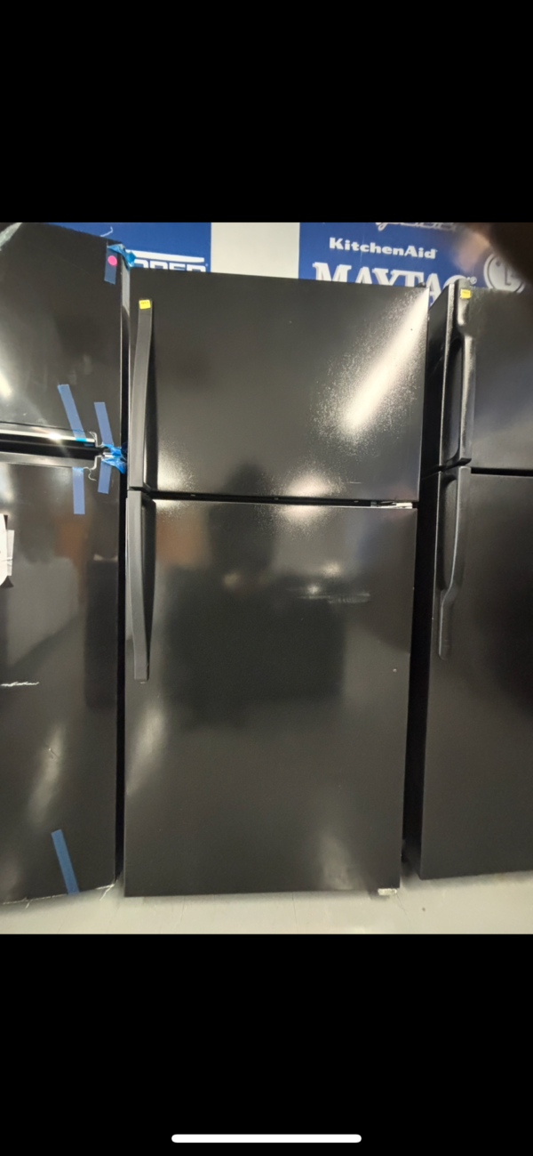 whirlpool® 18 cu. ft. black top freezer refrigerator with flexi slide bin
