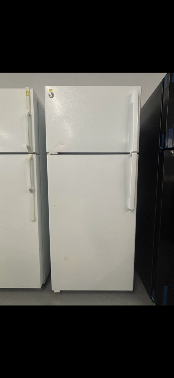 ge® energy star® 17.5 cu. ft. top freezer refrigerator with upfront temperature controls (white)